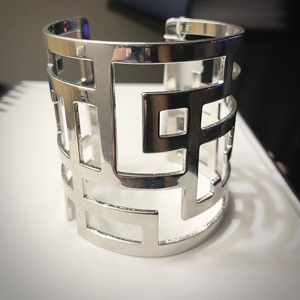 2/$25💛 NWT Wide Silver Contemporary Modern Geometric Openwork Cuff Brace… - Picture 2 of 6